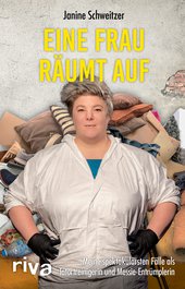 Eine Frau räumt auf