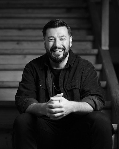 9-to-5-Survival - Zwischen E-Mail-Flut und Kuchenpflicht. Eine satirische Betrachtung des beliebten Comedians